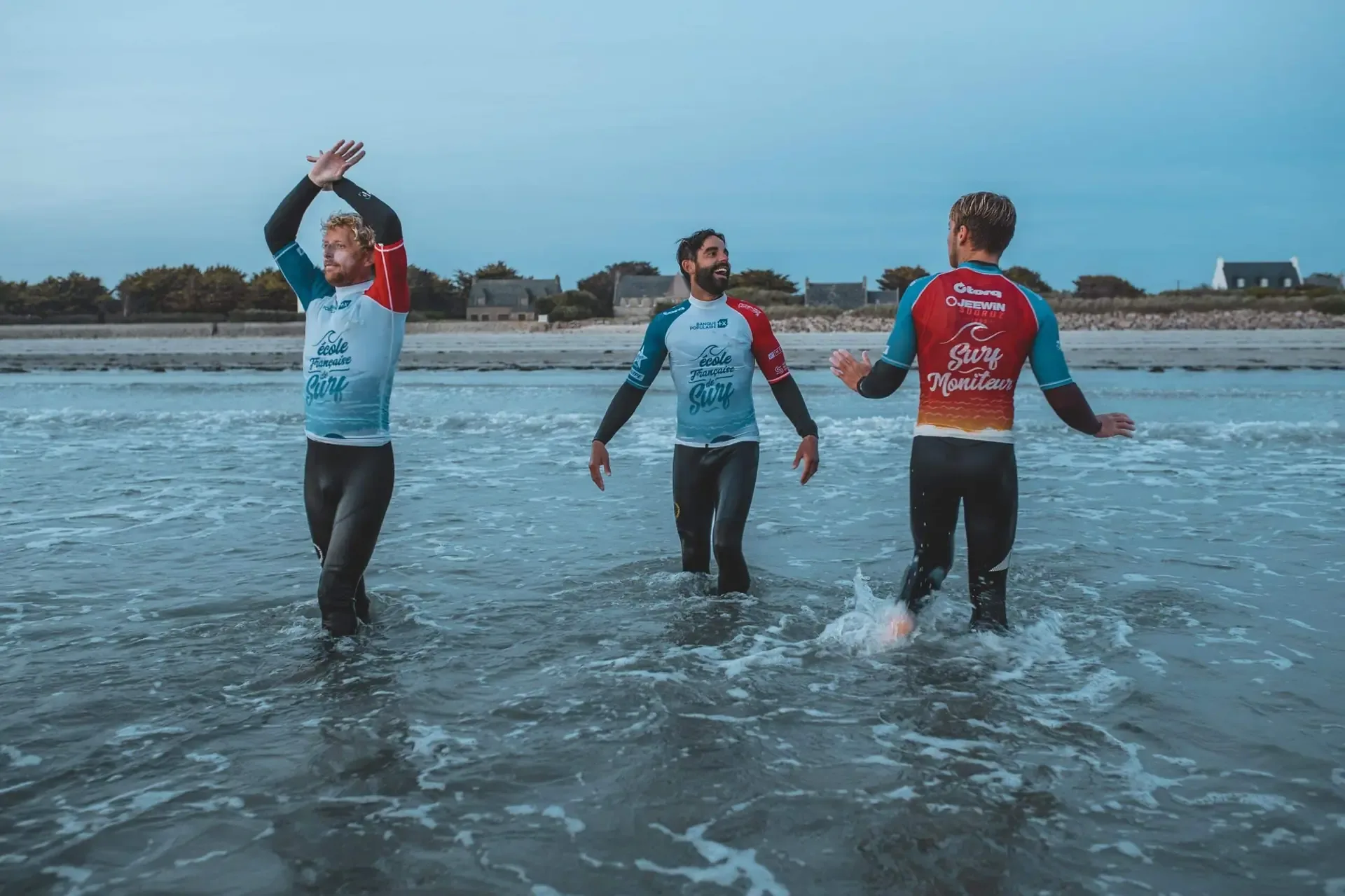 Moniteurs diplomés de l'école de surf à Santec