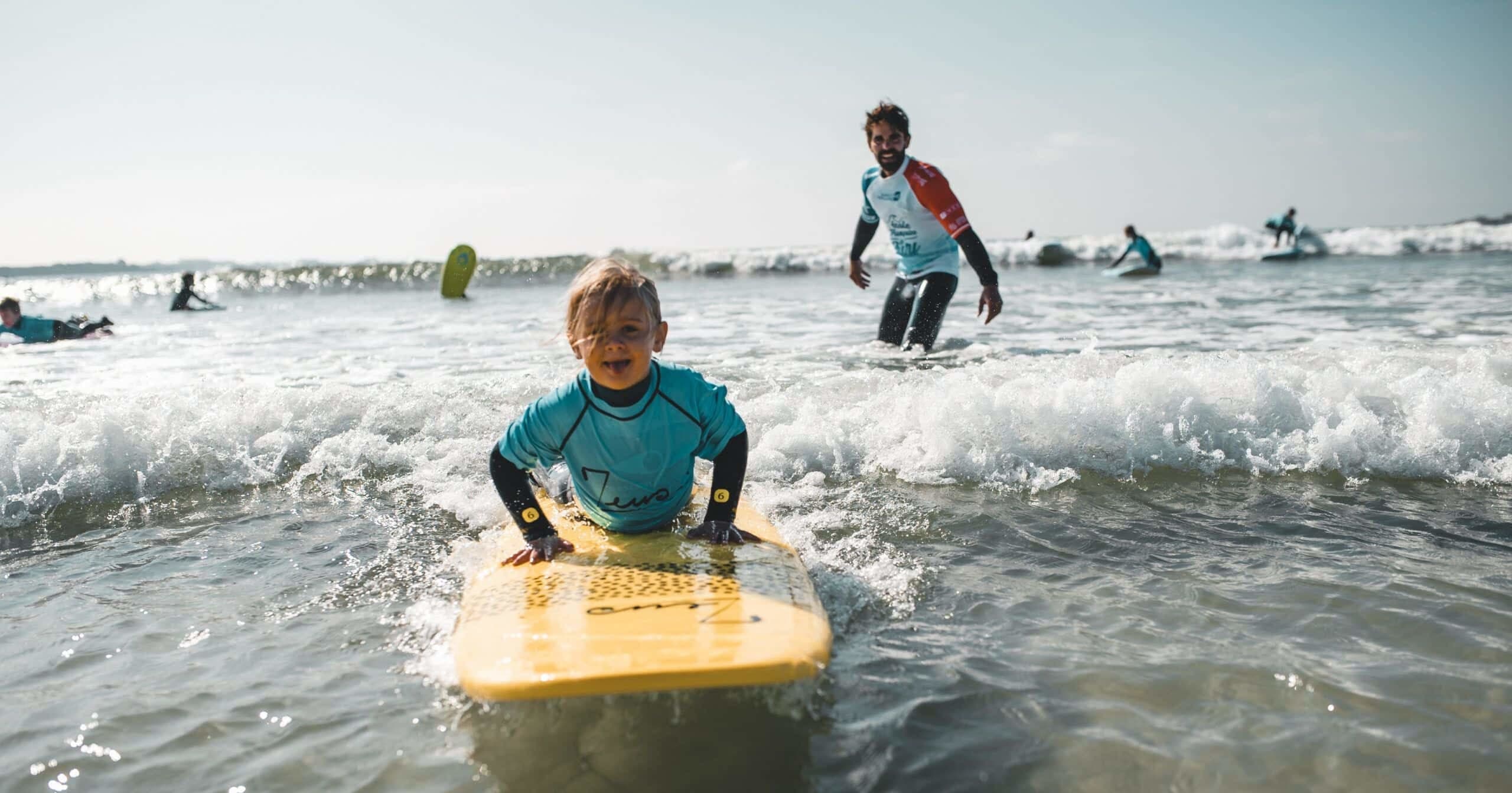 Petite fille pendant un cours de surf au Dossen à Santec