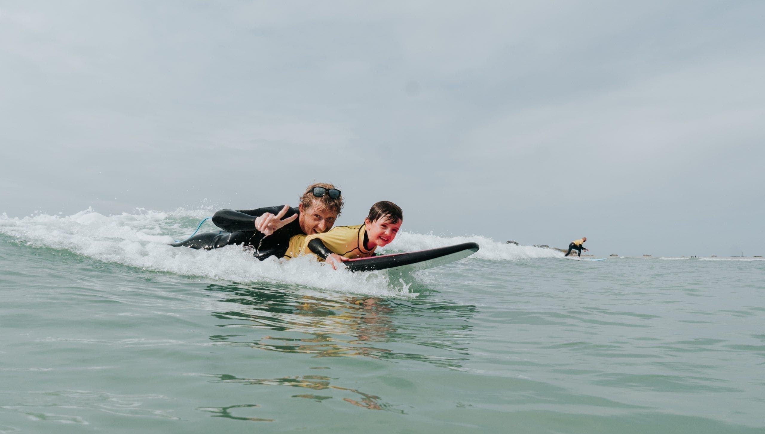 Cours de surf pour enfants à l'école de surf au Dossen à Santec
