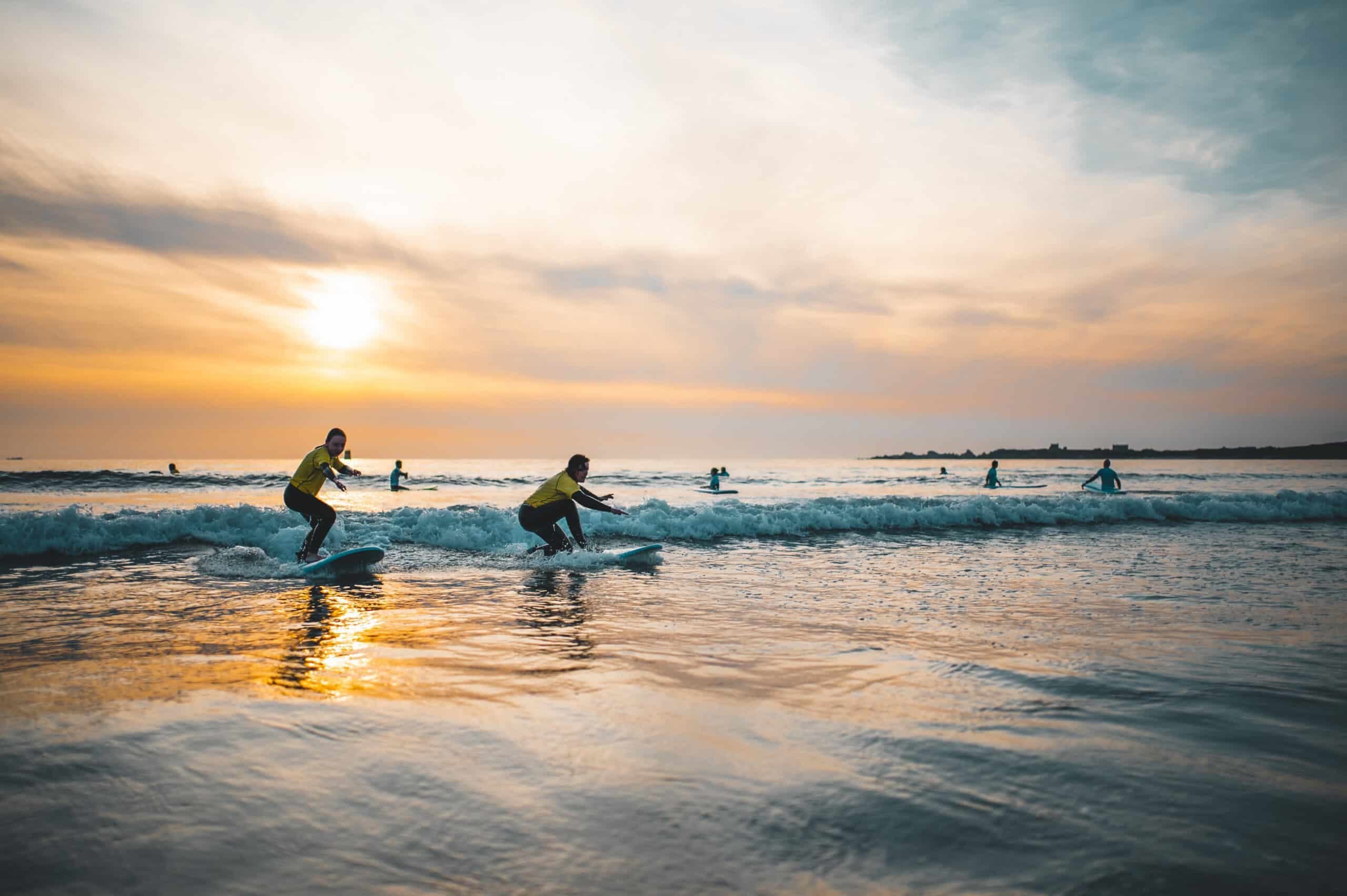 Groupe de surfers au Dossen, coucher de soleil à Santec