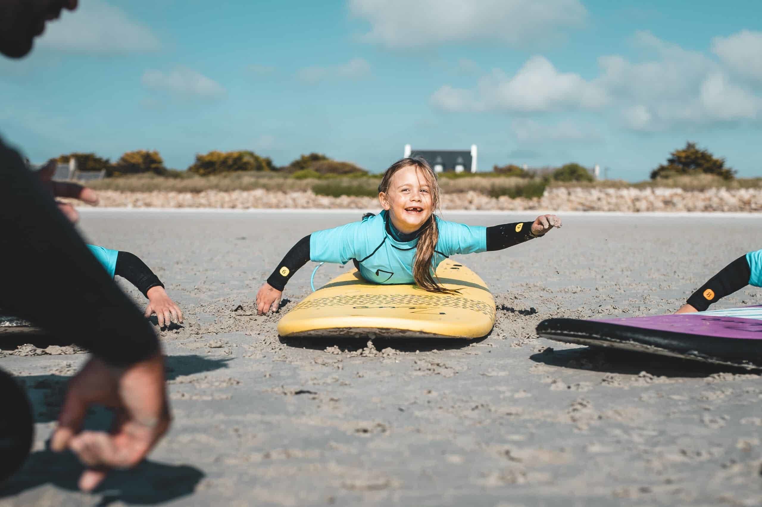 Petite fille qui prend un cours de surf à la Dossen Surf School à Santec