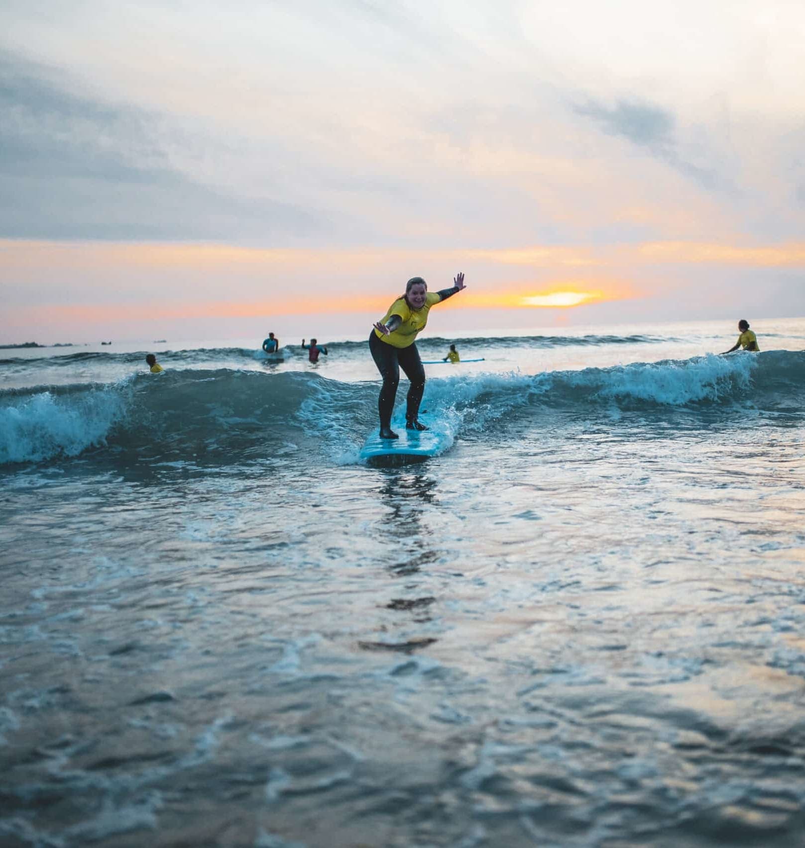 Cours de surf adultes au couché de soleil au Dossen à Santec