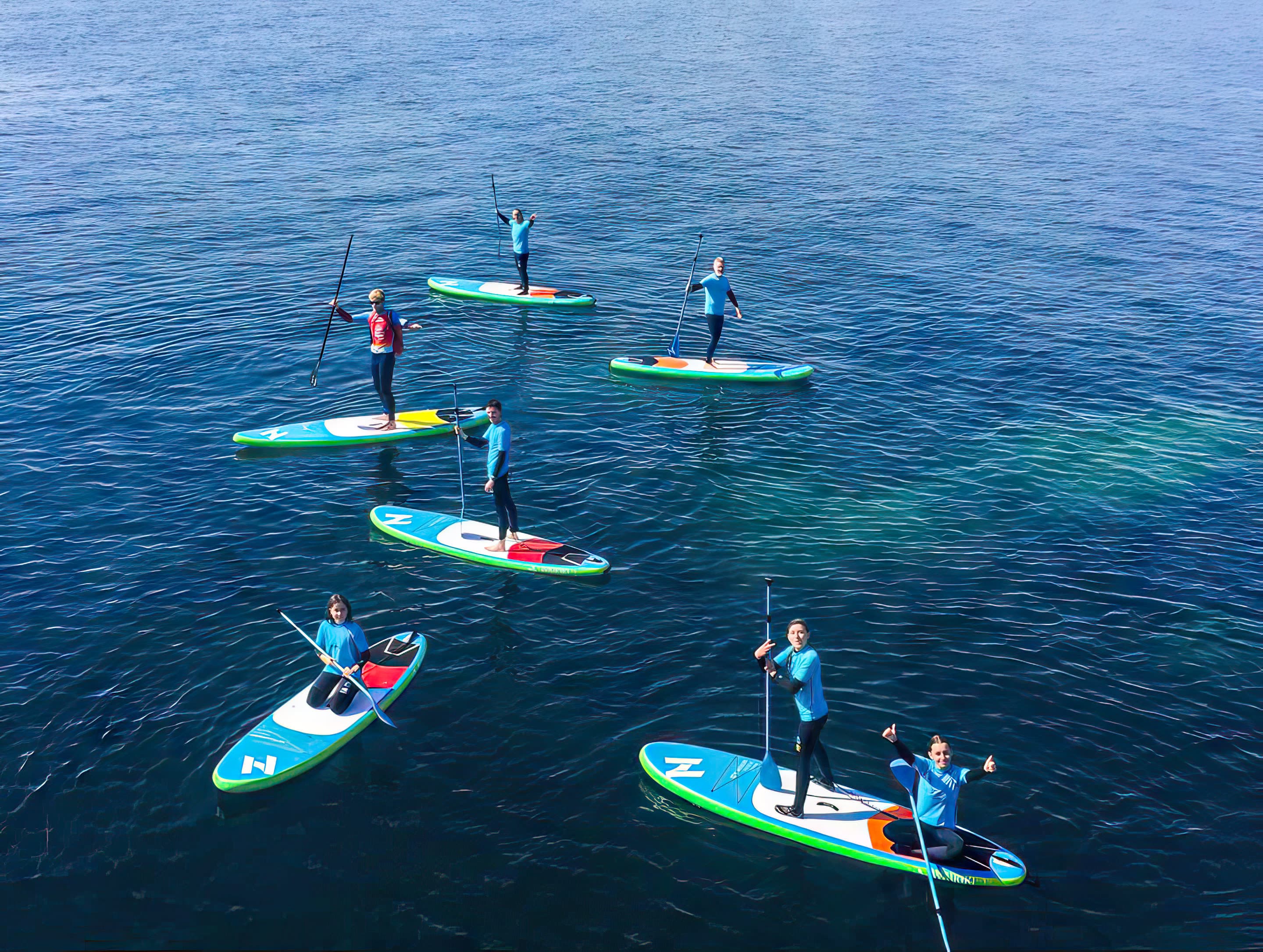 Groupe de stagiaires lors d'une balade en paddle à Dossen Surf School au Dossen à Santec