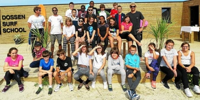 Les collégiens morlaisiens devant la Dossen Surf School