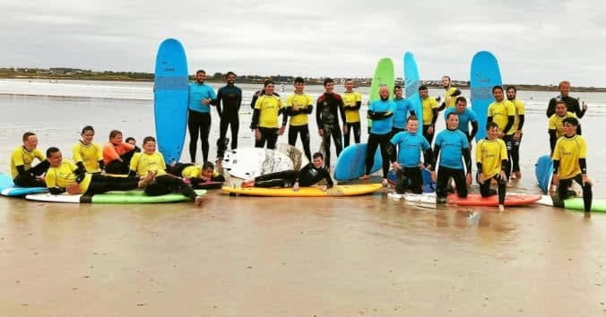 Les rugbymen de Landivisiau pendant leur cours de surf au Dossen à Santec