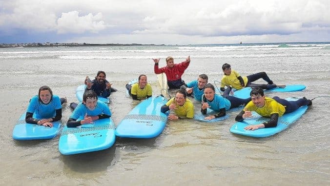 Les lycéens en plein cours à l'école de surf du Dossen à Santec