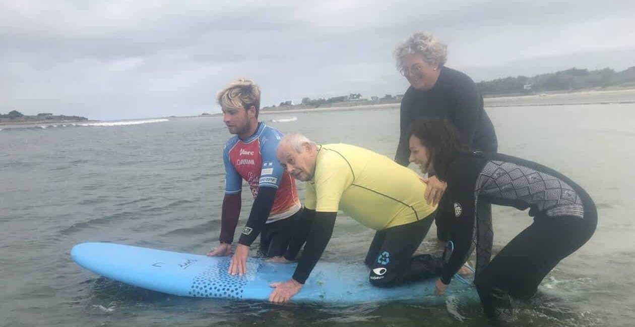 Les seniors en cours de surf au Dossen à Santec