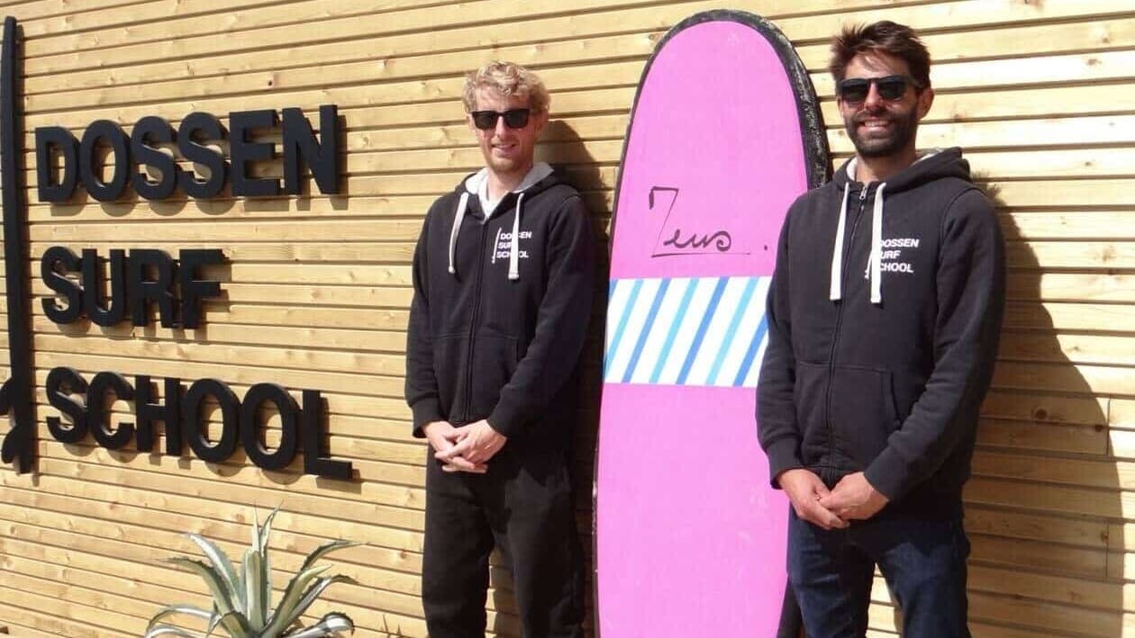 Pierre et Rafaël devant la Dossen Surf School
