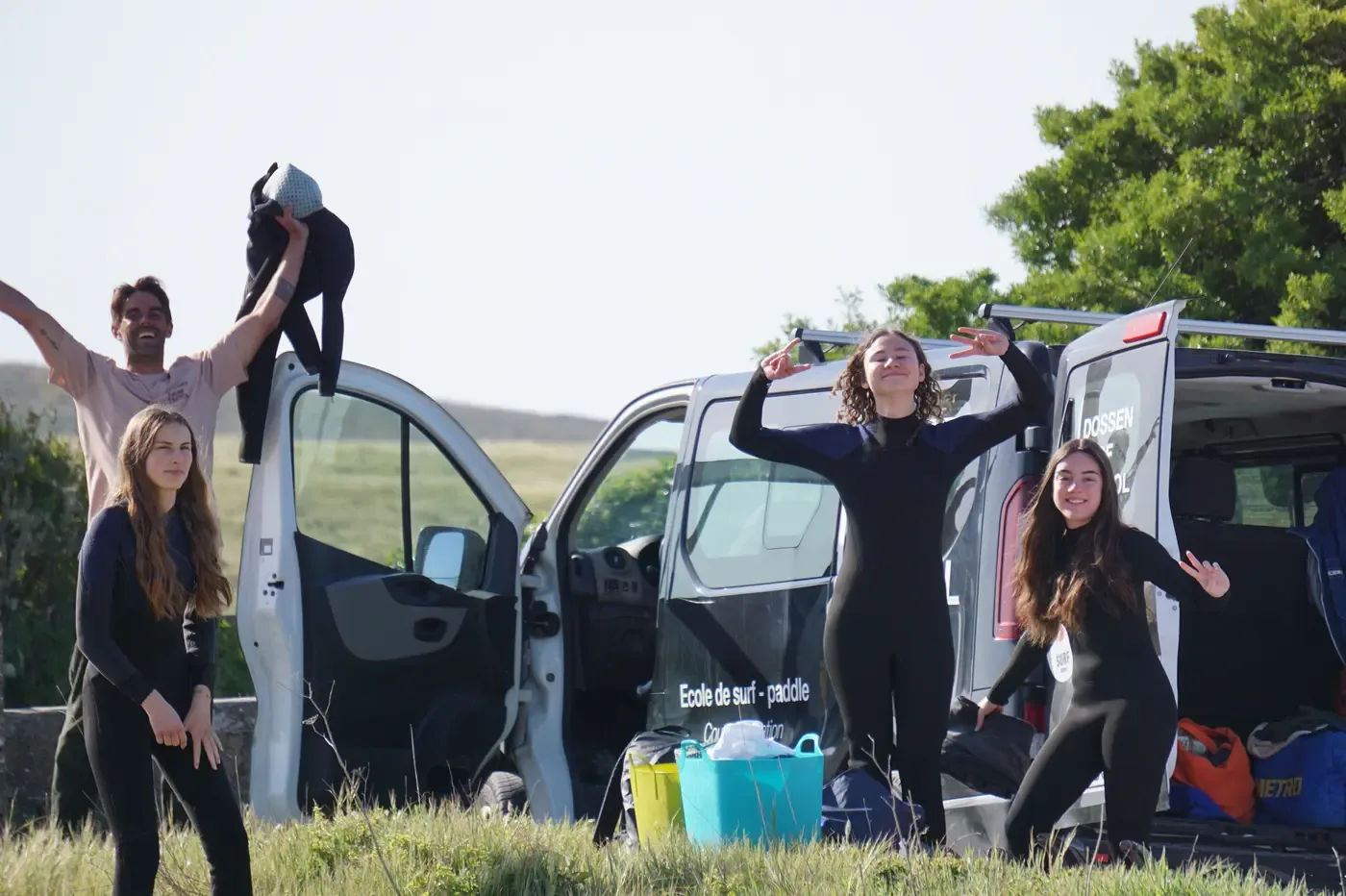 cours de surf en Bretagne avec des élèves de l'école de surf Finistère Nord Dossen Surf School