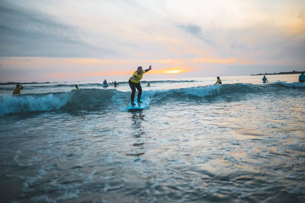 surf dossen : cours de surf au couché du soleil